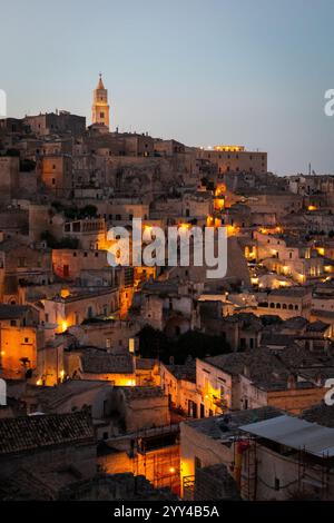 Matera in der Abenddämmerung: Die historische italienische Stadt, berühmt für ihre „Sassi“, bietet einen magischen Blick auf die antike Architektur, die von sanftem Dämmerungslicht beleuchtet wird Stockfoto