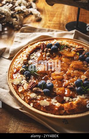 Köstlicher Apfelkuchen für festliche Weihnachtsfeierlichkeiten Stockfoto
