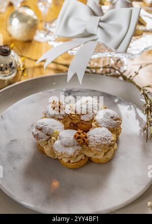Paris brest Gebäck mit Pralinesahne und Puderzucker auf dem Weihnachtstisch Stockfoto