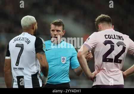 Newcastle upon Tyne, Großbritannien. Dezember 2024. Schiedsrichter Sam Barrott während des Carabao Cup-Spiels zwischen Newcastle United und Brentford im St. James' Park, Newcastle upon Tyne. Der Bildnachweis sollte lauten: Nigel Roddis/Sportimage Credit: Sportimage Ltd/Alamy Live News Stockfoto