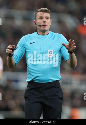 Newcastle upon Tyne, Großbritannien. Dezember 2024. Schiedsrichter Sam Barrott während des Carabao Cup-Spiels zwischen Newcastle United und Brentford im St. James' Park, Newcastle upon Tyne. Der Bildnachweis sollte lauten: Nigel Roddis/Sportimage Credit: Sportimage Ltd/Alamy Live News Stockfoto