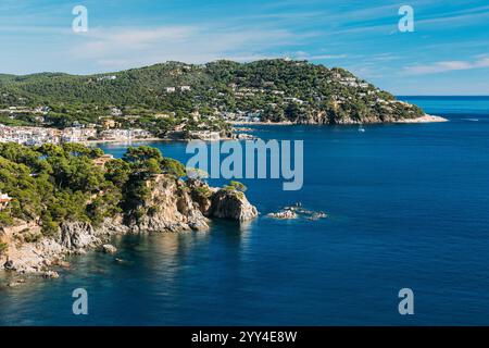 Atemberaubender Blick aus der Vogelperspektive auf Cap Roig und Calella de Palafrugell an der Costa Brava, Girona Azure Wasser, üppiges Grün und bezaubernde Dorfform am Hügel Stockfoto