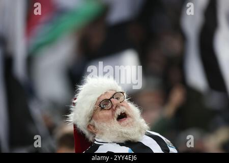 Newcastle upon Tyne, Großbritannien. Dezember 2024. Newcastle United Fan beim Carabao Cup Spiel zwischen Newcastle United und Brentford im St. James' Park in Newcastle upon Tyne. Der Bildnachweis sollte lauten: Nigel Roddis/Sportimage Credit: Sportimage Ltd/Alamy Live News Stockfoto