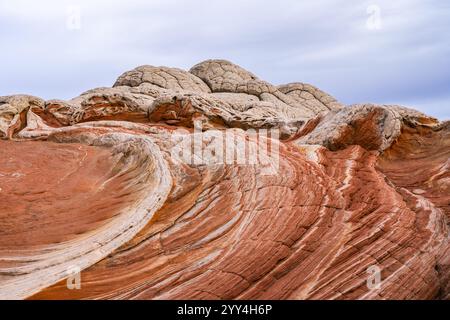 Atemberaubende Aussicht auf die geschichteten Sandsteinformationen in White Pocket, das sich im Vermillion Cliffs National Monument, Utah, befindet und ein faszinierendes Erlebnis bietet Stockfoto