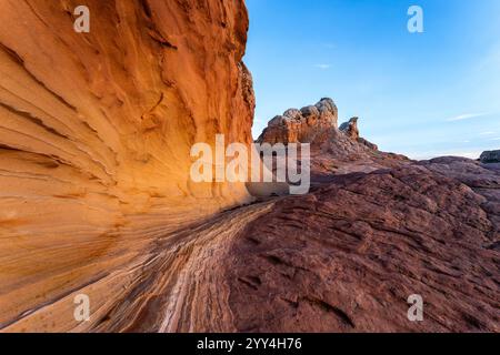 Ein atemberaubender Blick auf einzigartige Sandsteinformationen und Gesteinsschichten in White Pocket, das sich in der Vermillion Cliffs Gegend von Arizona, nahe der Grenze von Utah, befindet Stockfoto