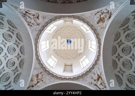 Eine komplizierte Kuppeldecke in einem historischen Gebäude am Gardasee, Italien. Die Architektur verfügt über detaillierte geometrische Muster und plastische Reliefs von cla Stockfoto