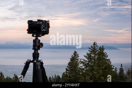 Eine Kamera auf einem Stativ erfasst einen Panoramablick von La Barillette in der Schweiz und zeigt die atemberaubenden französischen und Schweizer Alpen unter einem pastellfarbenen Himmel Perfe Stockfoto