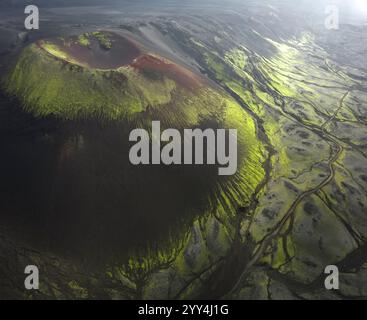 Atemberaubender Blick aus der Luft auf einen vulkanischen Krater, Island, mit lebendigem grünem Moos und rauem Gelände Erleben Sie die einzigartige Schönheit der Vielfalt Islands Stockfoto