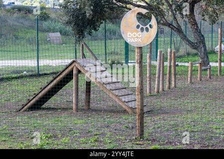 In einem speziell dafür vorgesehenen Hundepark in loures, portugal, steht die Wooden-Ausrüstung bereit für Hundespaß und fördert die Bewegung von Haustieren und die Sozialisierung Stockfoto