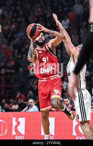 Piräus, Griechenland. Dezember 2024. 94 Evan Fournier von Olympiacos Piräus spielt während des 16. Runde-Spiels zwischen Olympiacos Piräus und Virtus Segafredo Bologna im Friedens- und Freundschaftsstadion am 18. Dezember 2024 in Piräus, Griechenland. Quelle: dpa/Alamy Live News Stockfoto