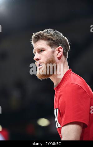 Piräus, Griechenland. Dezember 2024. 0 Thomas Walkup von Olympiacos Piräus spielt während der Euroleague, Runde 16 Spiel zwischen Olympiacos Piräus und Virtus Segafredo Bologna am 18. Dezember 2024 in Piräus, Griechenland. Quelle: dpa/Alamy Live News Stockfoto