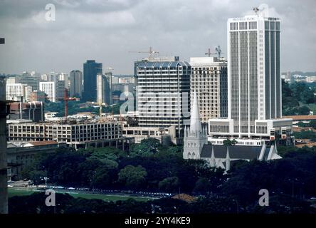 Skyline von Singapur, zentrales Geschäfts- und Kolonialviertel. St. Andrews Cathedral Church. Peninsula Plaza Gebäude. 1983 1980er Jahre HOMER SYKES Stockfoto