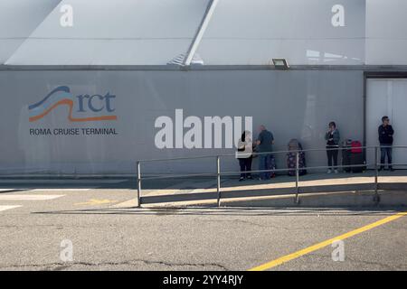 Civitavecchia, Italien - 19. Dezember 2024: Eine lebhafte Szene am Eingang des Roma Cruise Terminals, in der Reisende und ihre Taschen die Exc Stockfoto