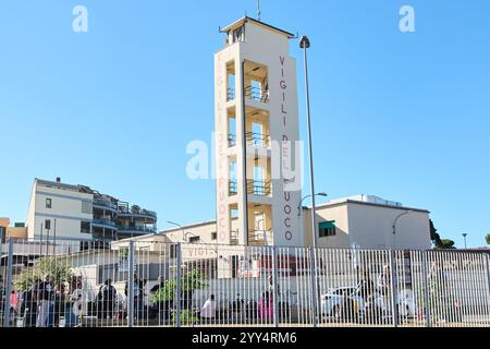 Civitavecchia, Italien - 19. Dezember 2024: Die Trainingsanlage Vigili del Fuoco in Civitavecchia verfügt über einen hohen Turm für Feuerwehrübungen, Focusi Stockfoto