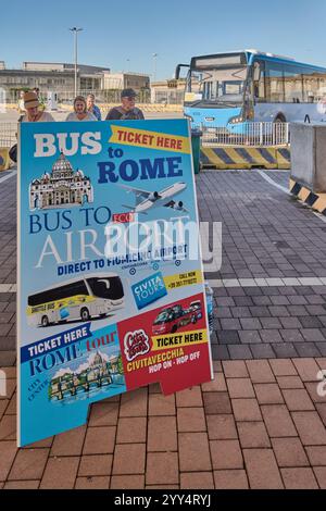 Civitavecchia, Italien - 19. Dezember 2024: Poster für Busverbindungen nach Rom und Fiumicino Flughafen mit Bus und Menschen im Hintergrund Stockfoto