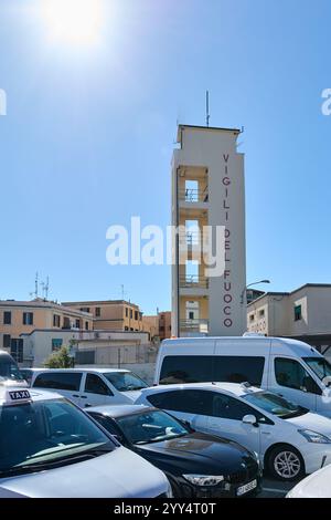 Civitavecchia, Italien - 19. Dezember 2024: Der Feuerwehrturm in Civitavecchia wird von Vigili del Fuoco für Feuerwehrübungen und Übungen genutzt Stockfoto