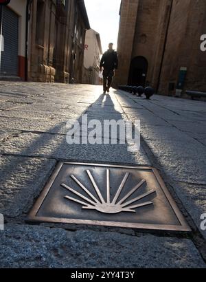 Auf den wichtigsten Routen des Jakobsweges in Spanien befindet sich Santo Domingo D'Calzada, das Paradore ist ein altes Pilgerkrankenhaus und die hohe Straße hat Markierungen Stockfoto