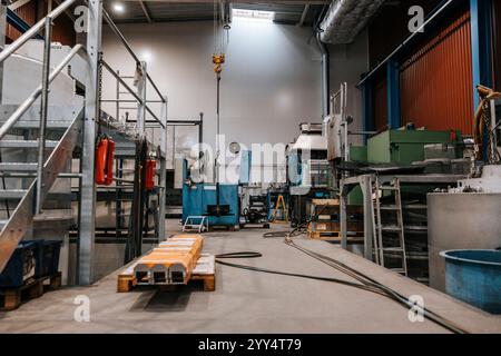 Maschinen und Arbeitsgeräte in der Stahlfabrik Stockfoto