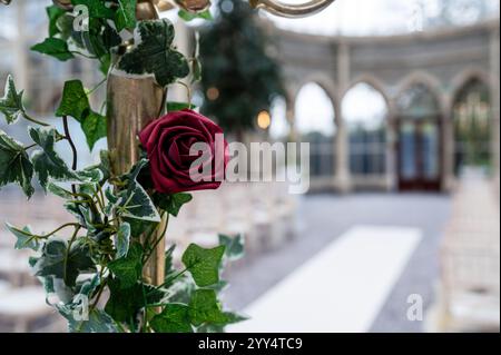 Hochzeitsblumen zum Feiern auf dem Tisch aus nächster Nähe Stockfoto