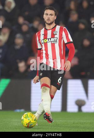 Southampton, Großbritannien. Dezember 2024. Taylor Harwood-Bellis aus Southampton während des Carabao Cup-Spiels im St Mary's Stadium, Southampton. Der Bildnachweis sollte lauten: Paul Terry/Sportimage Credit: Sportimage Ltd/Alamy Live News Stockfoto