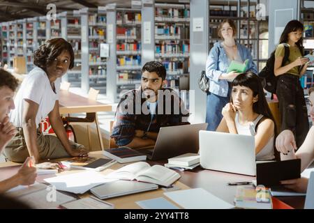 Multirassische Studentinnen und Studentinnen in der Bibliothek Stockfoto