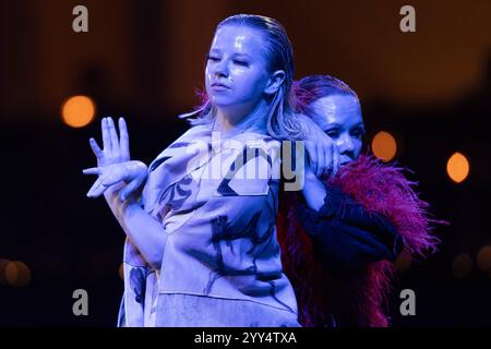 Galashow des Internationalen Festhallen Reitturniers Metamorphosis ein Initiative von Liselott Marie Linsenhoff in Partnerschaft mit UNICEF Deutschland gegen den Menschenhandel an der ukrainischen Grenze. Eine Darbietung von der Seiko Tanzkompanie aus Litauen in Kleider-Kreationen aus dem Haus Linsenhoff. Große Galashow des INTERNATIONALEN FESTHALLEN REITTURNIERS FRANKFURT 2024 in Frankfurt am Main am 18. Dezember 2024., Frankfurt am Main Hessen Deutschland Festhalle *** Gala-Show des Internationalen Festhalle Reitturniers Metamorphosis eine Initiative von Liselott Marie Linsenhoff in Stockfoto