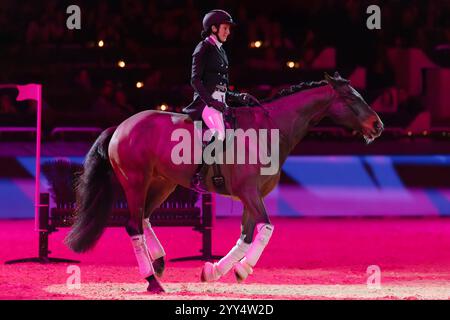 Galashow des Internationalen Festhallen Reitturniers die ehemalige Vielseitigkeitsreiterin Lisa Röckener mit ihrem Partner Pferd Vite Valoo. Große Galashow des INTERNATIONALEN FESTHALLEN REITTURNIERS FRANKFURT 2024 in Frankfurt am Main am 18. Dezember 2024., Frankfurt am Main Hessen Deutschland Festhalle *** Gala-Show des Internationalen Festhalle Reitturniers die ehemalige Vielseitigkeitsreiterin Lisa Röckener mit ihrem Partner Pferd Vite Valoo Grand Gala-Show der INTERNATIONALEN Festhalle REITTURNIER FRANKFURT 2024 in Frankfurt am Main am 18. Dezember 2024 , Frankfurt am Main Hessen Deutschland Festha Stockfoto