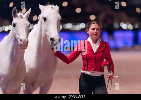 Galashow des Internationalen Festhallen Reitturniers Anne Krüger-Degener präsentiert mit drei Pferden, vier Hunden und drei Waliser Schwarzhalsziegen humorvoll die Arbeit Ihrer Tierschule. Große Galashow des INTERNATIONALEN FESTHALLEN REITTURNIERS FRANKFURT 2024 in Frankfurt am Main am 18. Dezember 2024., Frankfurt am Main Hessen Deutschland Festhalle *** Gala-Show des Internationalen Festhalle Reitturniers Anne Krüger Degener präsentiert humorvoll die Arbeit ihrer Tierschule mit drei Pferden, vier Hunden und drei walisischen Schwarzhalsziegen große Gala-Show der INTERNATIONALEN FESTHALLEN R Stockfoto