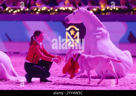 Galashow des Internationalen Festhallen Reitturniers Anne Krüger-Degener präsentiert mit drei Pferden, vier Hunden und drei Waliser Schwarzhalsziegen humorvoll die Arbeit Ihrer Tierschule. Große Galashow des INTERNATIONALEN FESTHALLEN REITTURNIERS FRANKFURT 2024 in Frankfurt am Main am 18. Dezember 2024., Frankfurt am Main Hessen Deutschland Festhalle *** Gala-Show des Internationalen Festhalle Reitturniers Anne Krüger Degener präsentiert humorvoll die Arbeit ihrer Tierschule mit drei Pferden, vier Hunden und drei walisischen Schwarzhalsziegen große Gala-Show der INTERNATIONALEN FESTHALLEN R Stockfoto