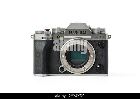 Belgrad, Serbien - 01. November 2024. Die spiegellose Fujifilm X-T5 Kamera wird für redaktionelle Zwecke angezeigt. Isoliert auf weißem Hintergrund mit Beschneidung Stockfoto