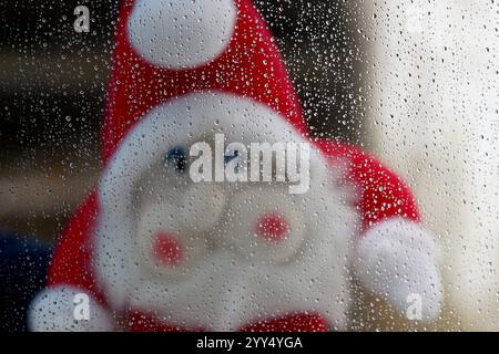 Auch in diesem Jahr sieht es es im Siegerland nicht nach Weißen weißen Weihnachten aus. Ein Trister Vormittag im Siegerland. Es regnet immer wieder stark. Eine Nikolausfigur schaut durch ein Fenster an dem Regentropfen haengen hängen. Herbst im Siegerland am 19.12.2024 in Siegen/Deutschland. *** Es sieht nicht aus wie eine weiße Weihnachten im Siegerland in diesem Jahr, auch nicht Ein trostloser Morgen im Siegerland es regnet immer wieder stark Eine Weihnachtsmannfigur schaut durch ein Fenster mit Regentropfen, die davon hängen Herbst in Siegerland am 19. Dezember 2024 in Siegen Stockfoto