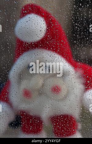 Auch in diesem Jahr sieht es es im Siegerland nicht nach Weißen weißen Weihnachten aus. Ein Trister Vormittag im Siegerland. Es regnet immer wieder stark. Eine Nikolausfigur schaut durch ein Fenster an dem Regentropfen haengen hängen. Herbst im Siegerland am 19.12.2024 in Siegen/Deutschland. *** Es sieht nicht aus wie eine weiße Weihnachten im Siegerland in diesem Jahr, auch nicht Ein trostloser Morgen im Siegerland es regnet immer wieder stark Eine Weihnachtsmannfigur schaut durch ein Fenster mit Regentropfen, die davon hängen Herbst in Siegerland am 19. Dezember 2024 in Siegen Stockfoto