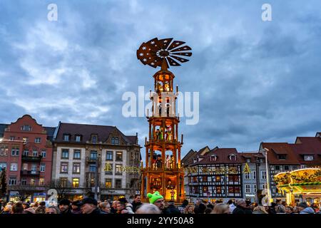 Weihnachtspyramide auf dem Weihnachtsmarkt am Domplatz in der Altstadt von Erfurt in der Abenddämmerung, Thüringen, Deutschland | Weihnachtspyramide Stockfoto