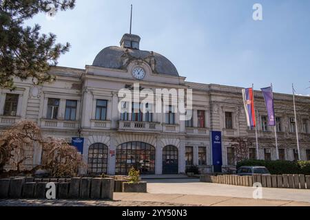 Das große kollosale Verwaltungsgebäude der Zastava Automobilfabrik, Stara Livnica Viertel, wunderbares Gebäude mit alter Uhr. Kragujevac, Se Stockfoto