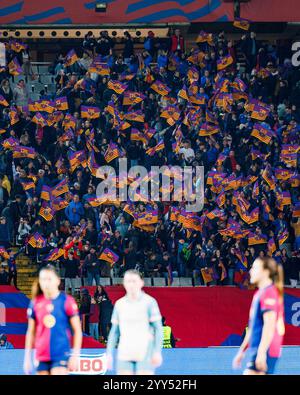 Barcelona, Spanien. Dezember 2024. Die Fans schwingen beim UEFA Women's Champions League Spiel zwischen dem FC Barcelona und Manchester City FC bei den Estadi Olimpic Lluis Companys ihre Fahnen. Quelle: Christian Bertrand/Alamy Live News Stockfoto