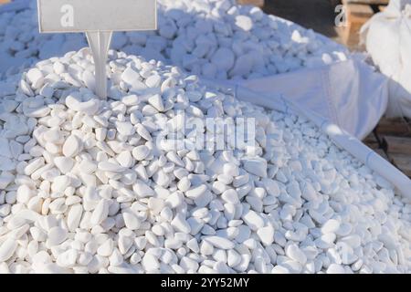 Steinhaufen aus Dolomitgesteinen. Leichte Backsteinpfähle für ein Bauprojekt, bereit für Bau und Dekoration. Platz für Text. Stockfoto