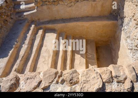 Ein jüdisches Ritualbad in Qumran an der archäologischen Stätte am Ufer des Toten Meeres, im Westjordanland, Israel Qumran wurde von einer jüdischen Sekte der Stadt bewohnt Stockfoto