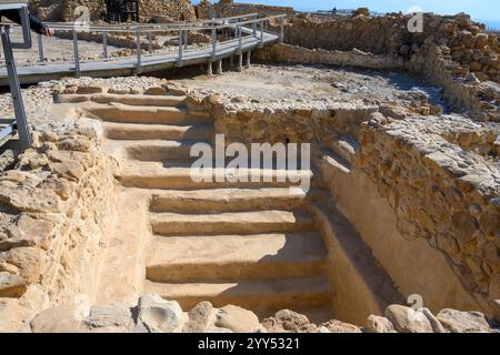 Ein jüdisches Ritualbad in Qumran an der archäologischen Stätte am Ufer des Toten Meeres, im Westjordanland, Israel Qumran wurde von einer jüdischen Sekte der Stadt bewohnt Stockfoto