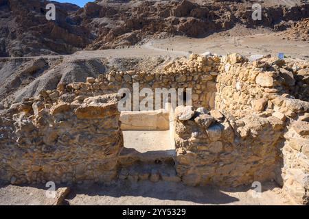 Ein jüdisches Ritualbad in Qumran an der archäologischen Stätte am Ufer des Toten Meeres, im Westjordanland, Israel Qumran wurde von einer jüdischen Sekte der Stadt bewohnt Stockfoto