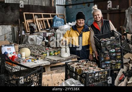 Nicht exklusiv: ZAPORIZHZHIA, UKRAINE - 17. DEZEMBER 2024 - Freiwillige des Palianytsia Freiwilligenzentrums Onkel Fedir und Valentyna Tyschkevych machen tr Stockfoto