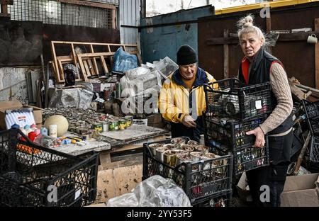 Nicht exklusiv: ZAPORIZHZHIA, UKRAINE - 17. DEZEMBER 2024 - Freiwillige des Palianytsia Freiwilligenzentrums Onkel Fedir und Valentyna Tyschkevych machen tr Stockfoto