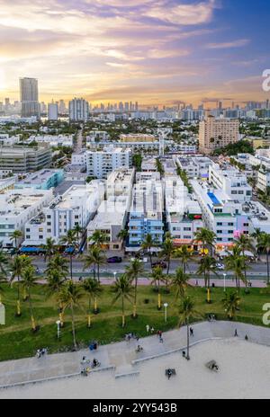 Ocean Drive ist das pulsierende Herz von Miami Beach, berühmt für seine farbenfrohe Art déco-Architektur, lebhafte Atmosphäre und palmengesäumte Straßen. Dieser legendäre Stockfoto