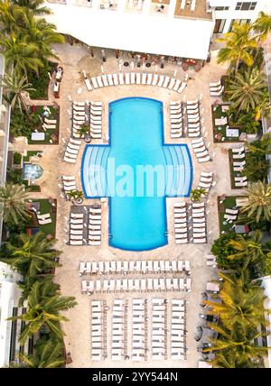 Das Ritz-Carlton Miami Beach verkörpert zeitlosen Luxus und Eleganz mit erstklassigen Unterkünften und atemberaubendem Blick auf das Wasser. Dieser legendäre Stockfoto