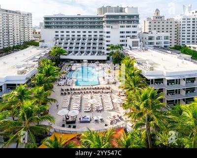 Das Ritz-Carlton Miami Beach verkörpert zeitlosen Luxus und Eleganz mit erstklassigen Unterkünften und atemberaubendem Blick auf das Wasser. Dieser legendäre Stockfoto