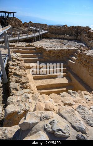 Ein jüdisches Ritualbad in Qumran an der archäologischen Stätte am Ufer des Toten Meeres, im Westjordanland, Israel Qumran wurde von einer jüdischen Sekte der Stadt bewohnt Stockfoto