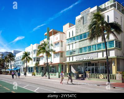 Ocean Drive ist das pulsierende Herz von Miami Beach, berühmt für seine farbenfrohe Art déco-Architektur, lebhafte Atmosphäre und palmengesäumte Straßen. Dieser legendäre Stockfoto