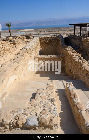 Ein jüdisches Ritualbad in Qumran an der archäologischen Stätte am Ufer des Toten Meeres, im Westjordanland, Israel Qumran wurde von einer jüdischen Sekte der Stadt bewohnt Stockfoto