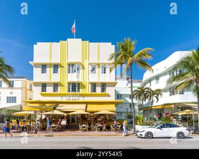 Ocean Drive ist das pulsierende Herz von Miami Beach, berühmt für seine farbenfrohe Art déco-Architektur, lebhafte Atmosphäre und palmengesäumte Straßen. Dieser legendäre Stockfoto