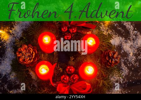 Adventsgrüße 4. Adventskranz mit vier brennenden Kerzen und Text FROHEN 4. ADVENTSKRANZ Stockfoto