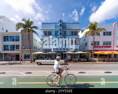 Ocean Drive ist das pulsierende Herz von Miami Beach, berühmt für seine farbenfrohe Art déco-Architektur, lebhafte Atmosphäre und palmengesäumte Straßen. Dieser legendäre Stockfoto